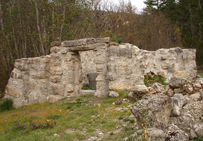Puits Moriez : vue du site depuis l'ouest, avec l'enceinte en maçonnerie protégeant le puits et l'entrée monumentale.