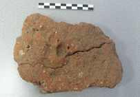 Tessons de plaques de chauffe utilisée dans les fourneaux, comportant des traces digitées, découverts sur le site « les Crôleurs » à Moyenvic (Moselle), fouille Afan/Inrap 1999.