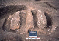 Fourneau double permettant l'évaporation de l'eau saumâtre, découvert à Moyenvic (Moselle) sur le site « les Crôleurs » de la déviation routière, daté de la période Hallstatt, fouille Afan/Inrap 1999.