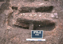 Fourneau en forme de fer à cheval, vu de côté, découvert à Moyenvic (Moselle) sur le site « les Crôleurs » de la déviation routière, daté de la période Hallstatt, fouille Afan/Inrap 1999.