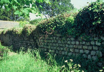 Le mur antique du Clis, vestige du mur méridional du bâtiment fouillé par l'archéologue nantais, Néon Maître, à la fin du XIXe siècle. Le village de Clis est localisé à l'ouest de Guérande intra muros.