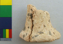 Fragments de piliers de probable four à sel mis au jour dans la grotte Barriéra (Alpes-Maritimes). La hauteur totale de ces piliers est inconnue, mais supérieure à 6-8 cm. La section est de 4 cm et le diamètre des extrémités est d'environ 6 cm.