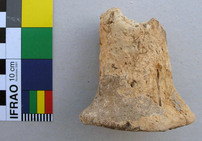 Fragments de piliers de probable four à sel mis au jour dans la grotte Barriéra (Alpes-Maritimes). La hauteur totale de ces piliers est inconnue, mais supérieure à 6-8 cm. La section est de 4 cm et le diamètre des extrémités est d'environ 6 cm.