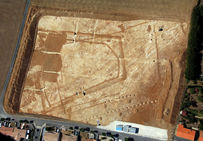 Photographie aérienne de la ferme gauloise en cours de fouille.