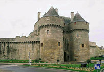 La porte Saint-Michel, du XVe siècle, représente le dernier état de la ceinture fortifiée de Guérande dont la construction est entamée dès le XIIIe siècle.