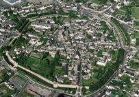 Vue aérienne de la ville de Guérande. Enceinte médiévale de la ville de Guérande.