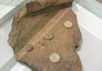 Jeu de marelle découvert sur le site de Salins. Époque mérovingienne.© Musée archéologique de Champagnole, Jura