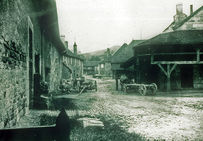 Les Salines de Salins-les-Bains (Jura), vers 1930 : photographie de la cour intérieure des Salines, prise du Nord vers le Sud, depuis la cour des douves.
