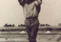 Saunier portant un baquet dans les années 1930 avant l'apparition de la brouette sur les marais salant (1950).