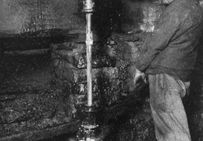 Salines de Salins-les-Bains (Jura) : pompage de l'eau salée au puits d'Amont, avant 1912.
