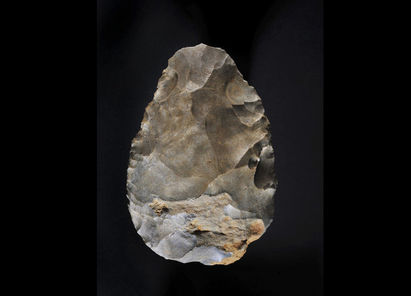 Biface datant du Paléolithique moyen récent (entre 100 000 et 40 000 ans )